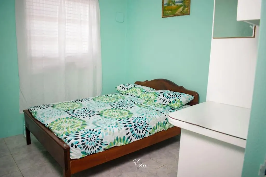 Charming Bungalow Minutes From Brandon'S Beach Bridgetown 0*,
